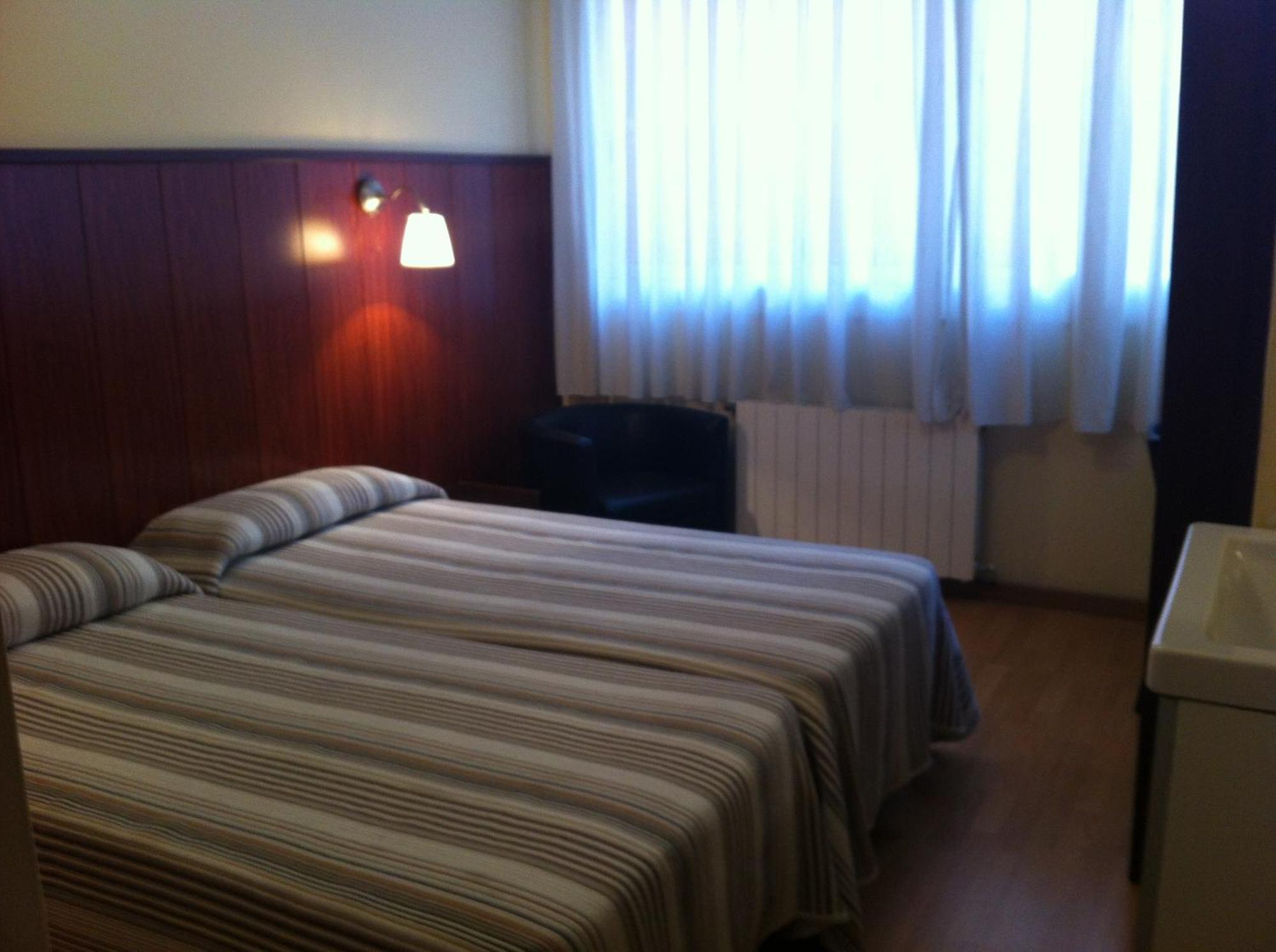 Hostal Bejar Barcelona Bagian luar foto