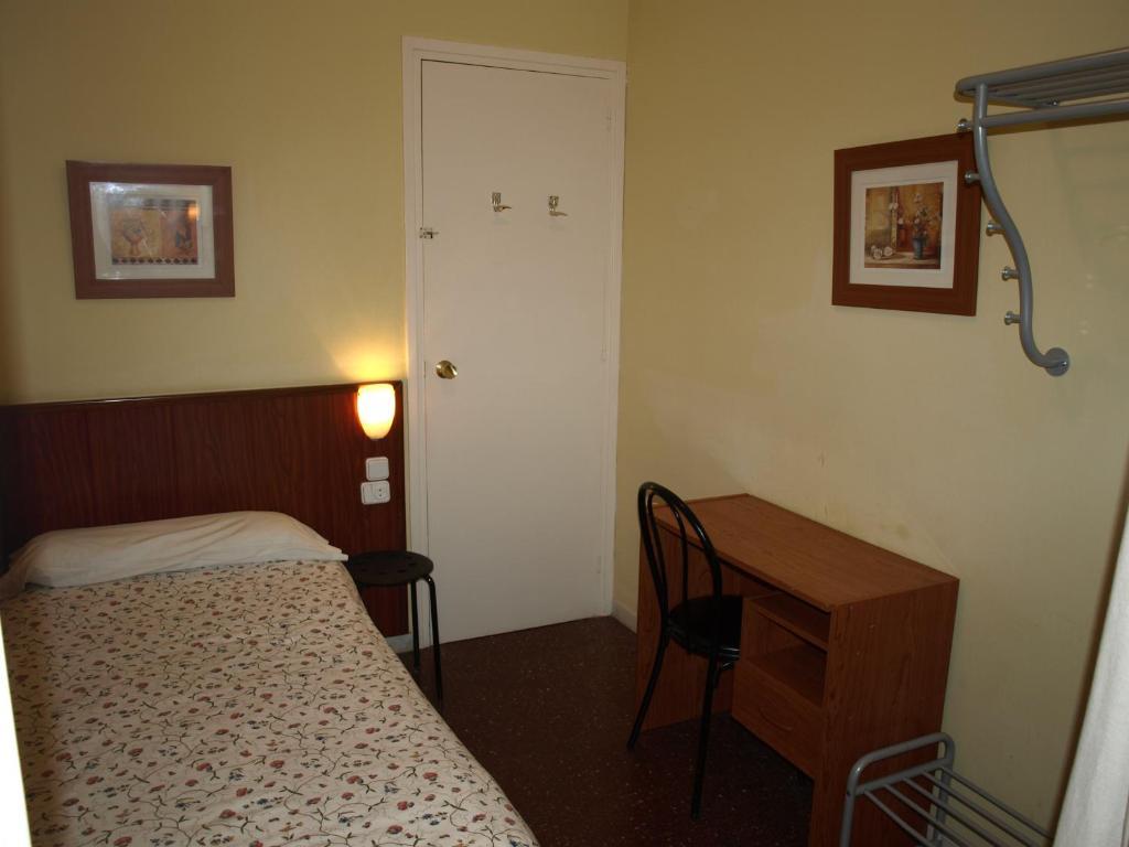 Hostal Bejar Barcelona Bagian luar foto