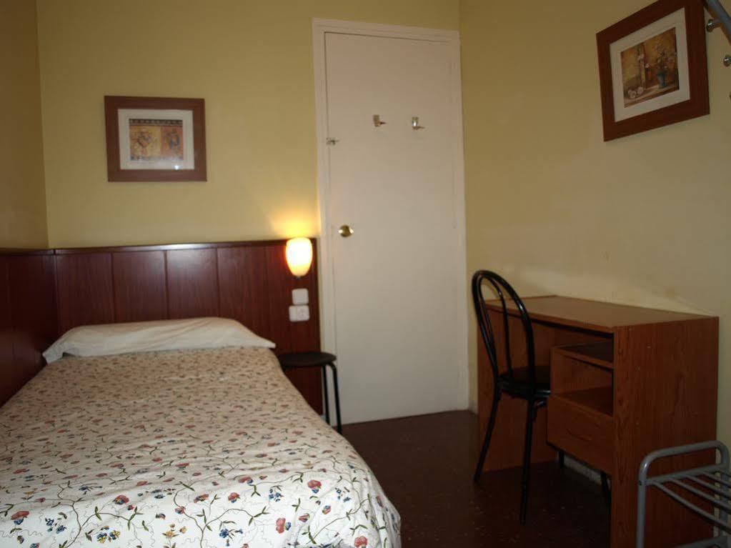 Hostal Bejar Barcelona Bagian luar foto