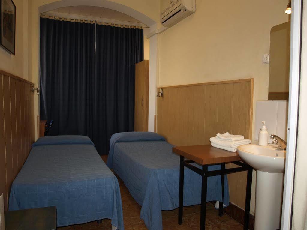 Hostal Bejar Barcelona Bagian luar foto
