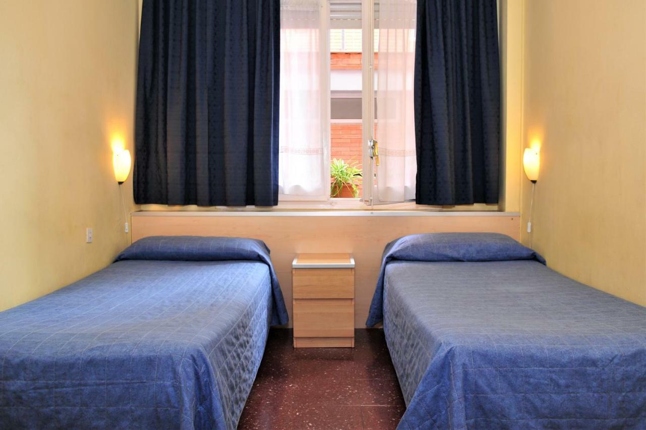 Hostal Bejar Barcelona Bagian luar foto