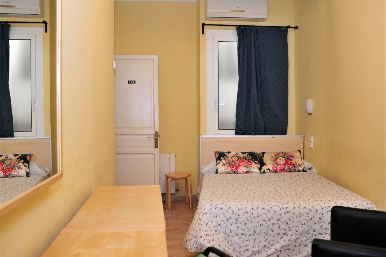Hostal Bejar Barcelona Bagian luar foto