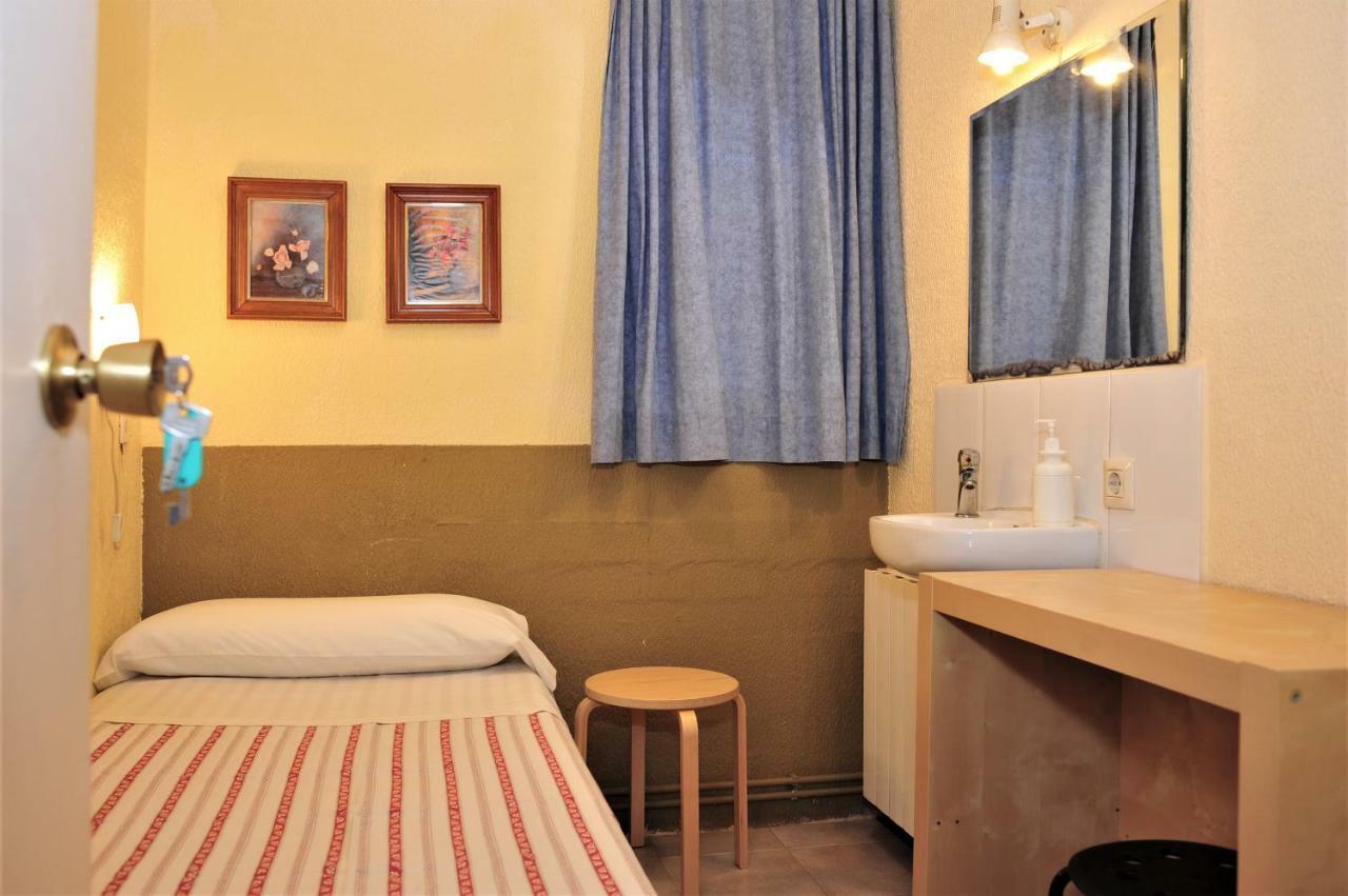 Hostal Bejar Barcelona Bagian luar foto