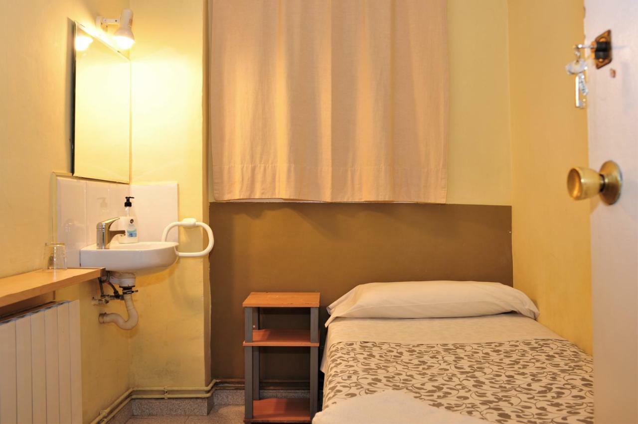 Hostal Bejar Barcelona Bagian luar foto