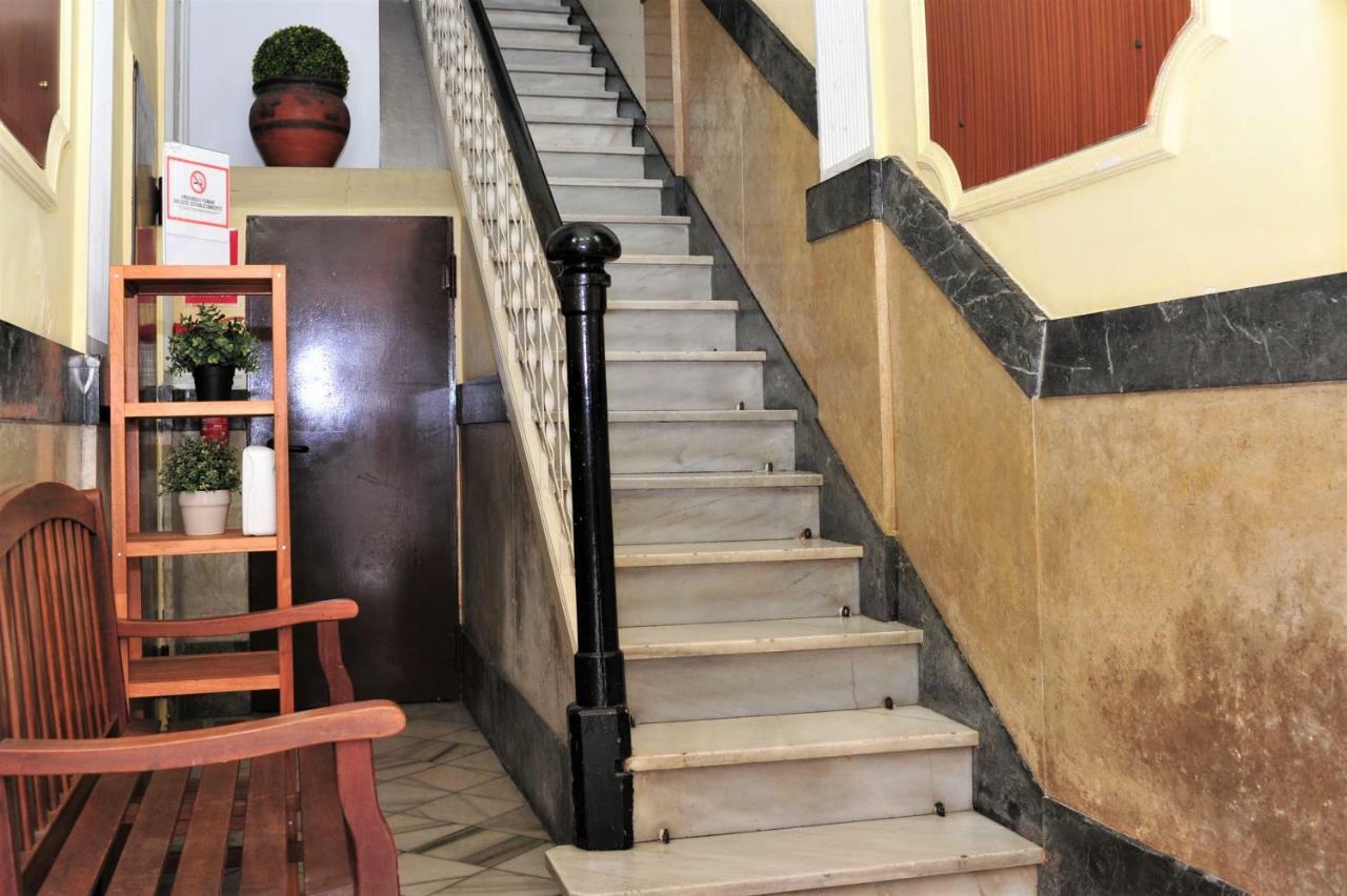 Hostal Bejar Barcelona Bagian luar foto