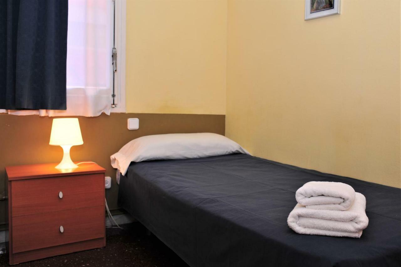 Hostal Bejar Barcelona Bagian luar foto