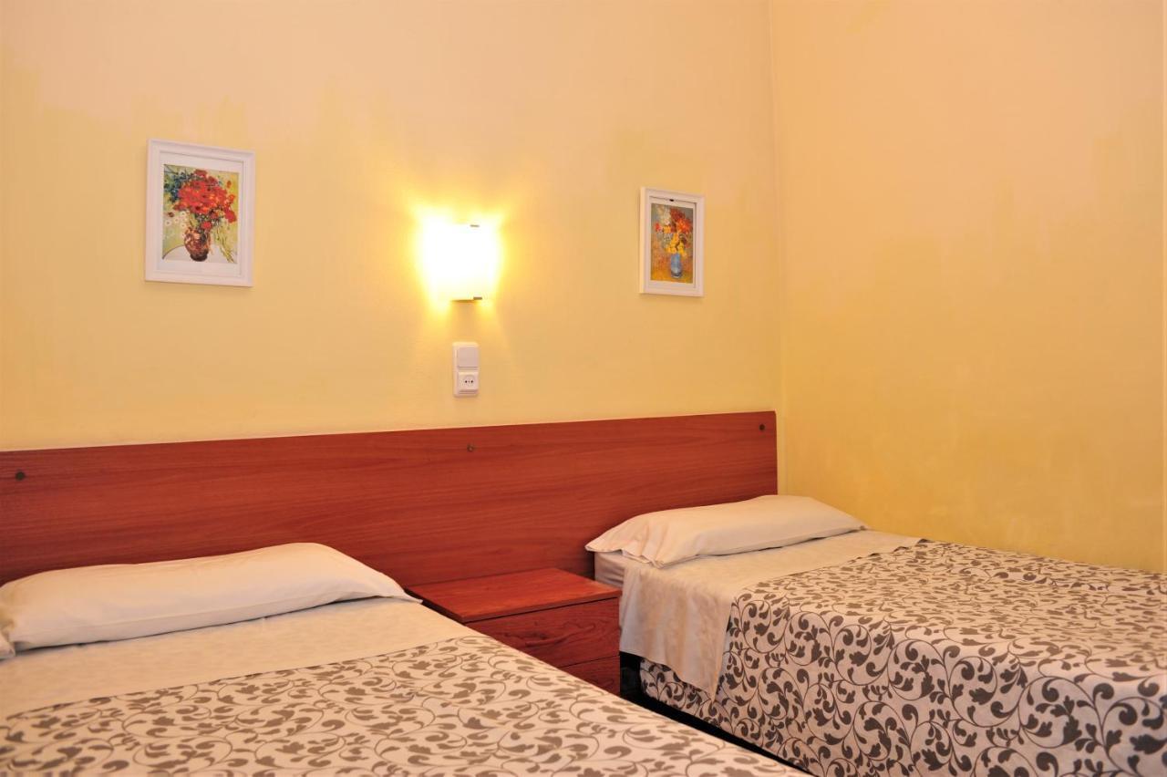 Hostal Bejar Barcelona Bagian luar foto