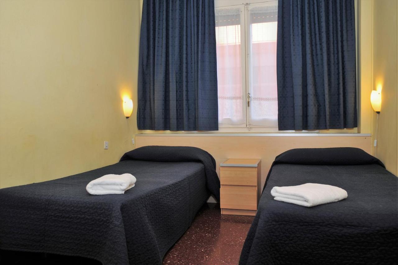 Hostal Bejar Barcelona Bagian luar foto
