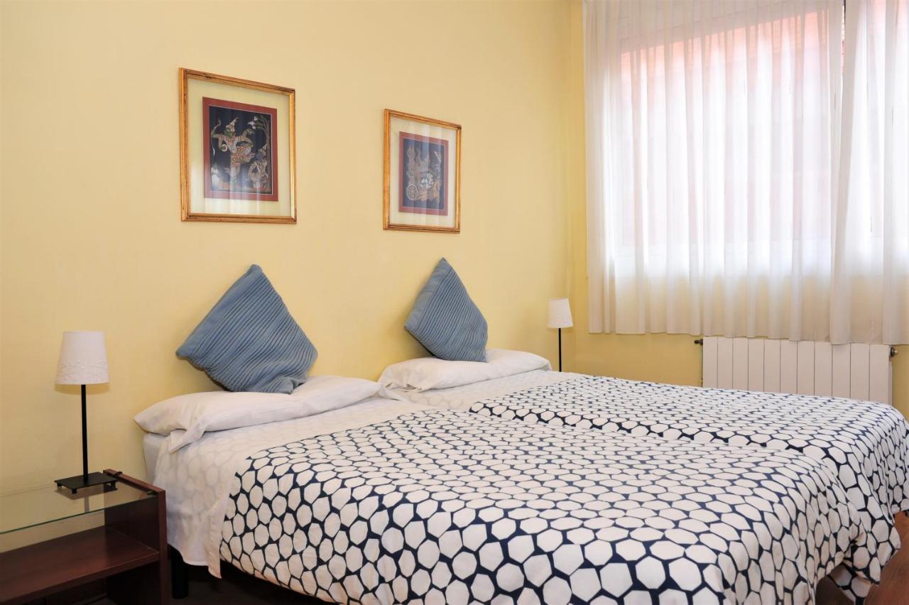 Hostal Bejar Barcelona Bagian luar foto